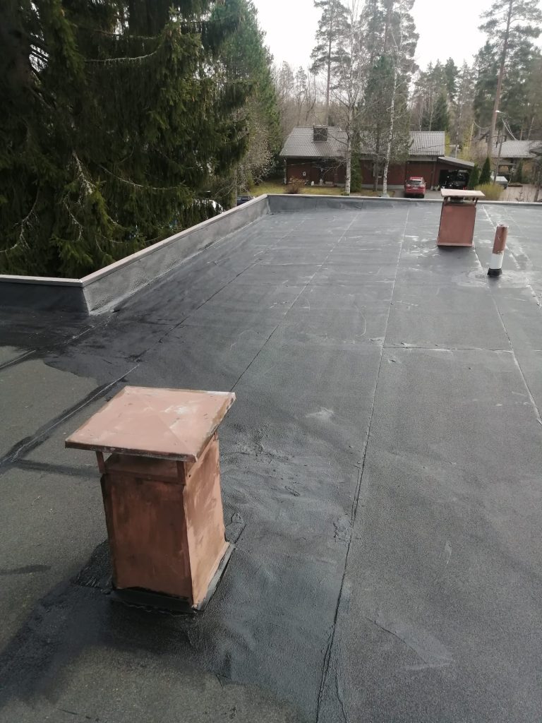 Huopakatto pinnoitus Pinnoitettu bitumikatto tasakatolla – huopakaton pinnoitus suojaa kattoa kosteudelta ja pidentää sen käyttöikää.