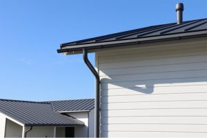 Kourujen asennus puolipyöreillä vesikouruilla, jotka takaavat tehokkaan vedenohjauksen.