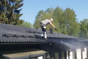Ennen maalausta katto puhdistetaan huolellisesti painepesurilla – näin varmistetaan, että pinnoite tarttuu kunnolla ja lopputulos on kestävä.