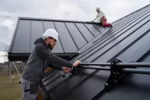 Kattoturvatuotteet - lumiesteiden asennus peltikatolle