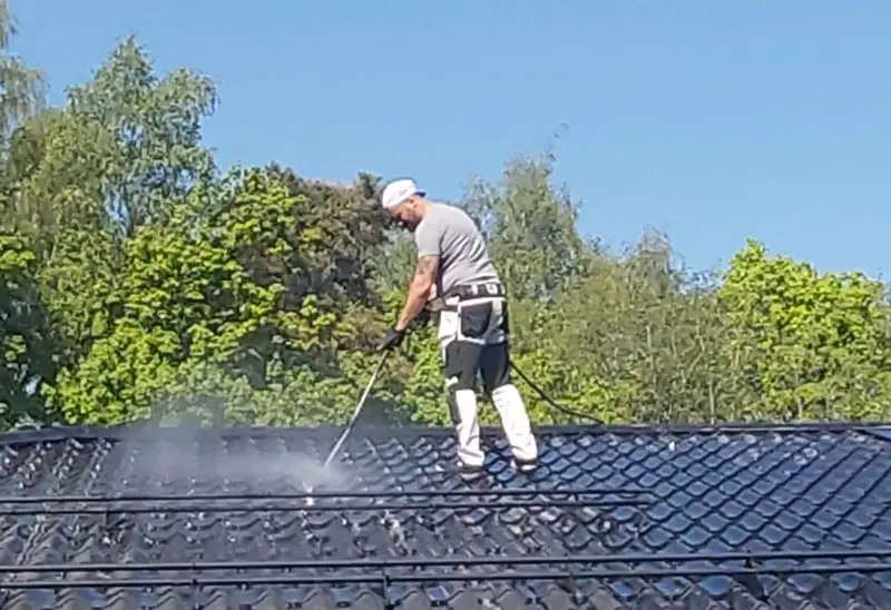 Katon pinnoitus Hämeenlinna, aaltopeltikatto ennen maalausta