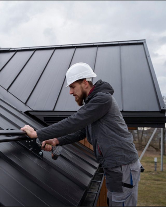 Lumiesteet asennettuna Lumiesteet asennettuna – lumiesteet peltikatolla varmistavat turvallisuuden