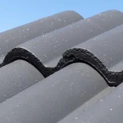 pinnoitettu-tiili-antrasiitti Tiilikatto ilman sammalta pinnoituksen jälkeen – tiilikaton pinnoitus suojaa ja pitää katon puhtaana.