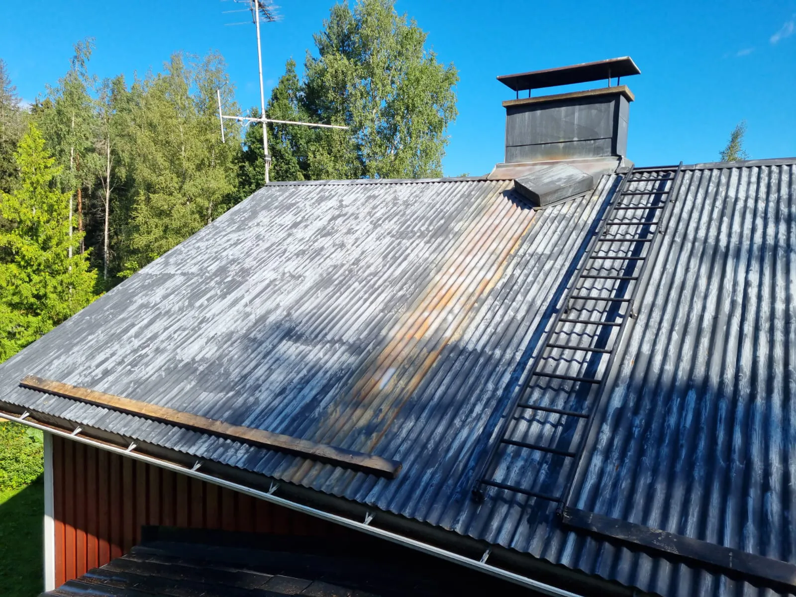 aaltopeltikatto ennen maalausta