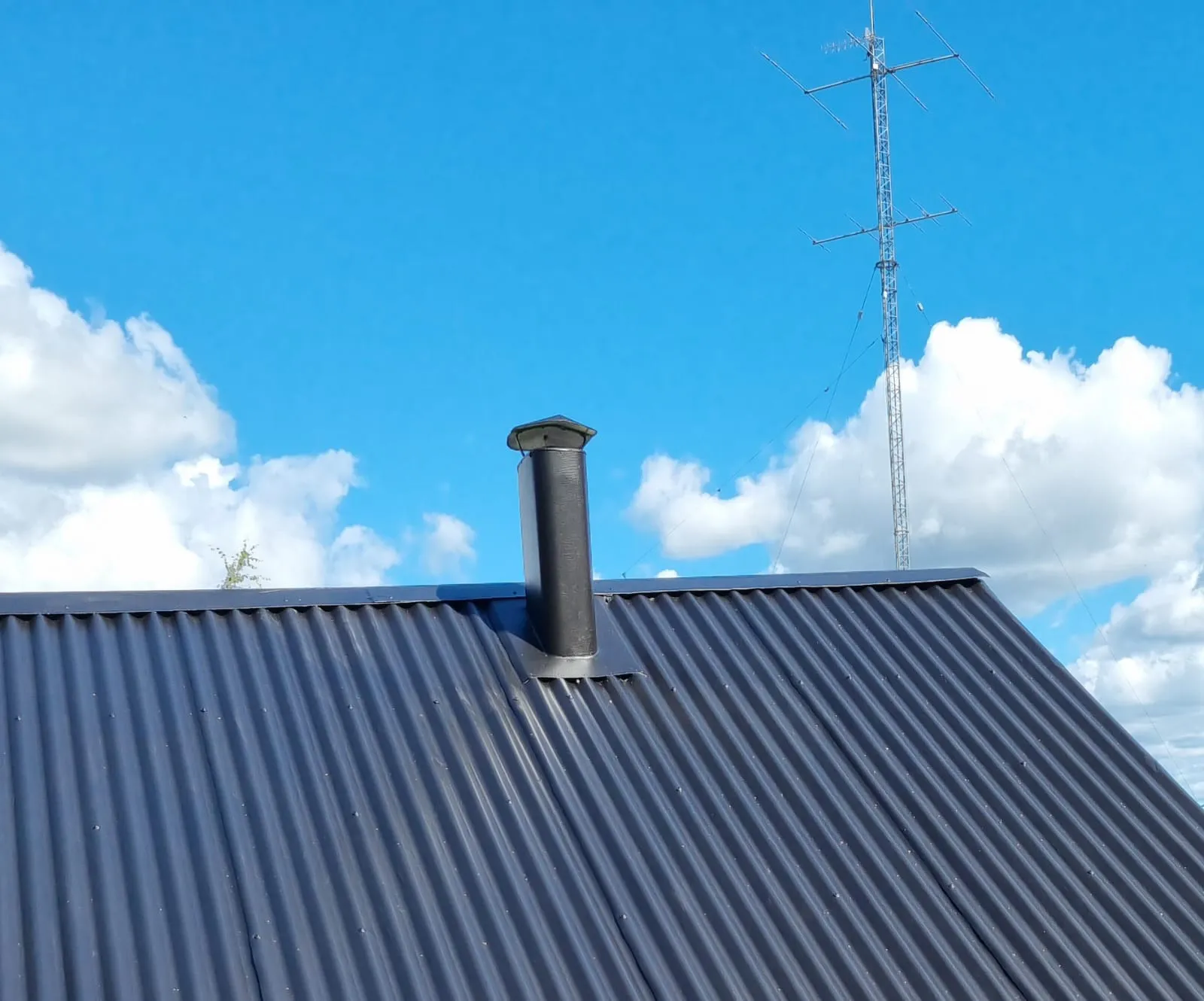 aaltopeltikatto maalauksen jälkeen