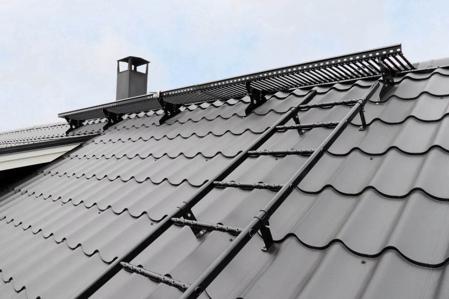 Kattotikkaat asennettuna turvallisesti ja määräysten mukaisesti Kattotikkaat asennettuna peltikatolle määräysten mukaisesti omakotitalossa