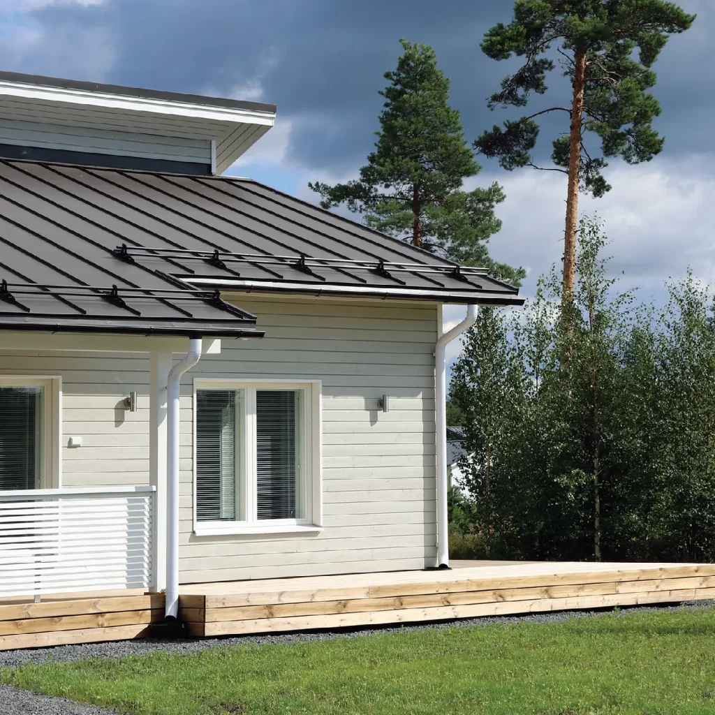 Kattoturvatuotteiden asennus omakotitaloon Hämeenlinnassa