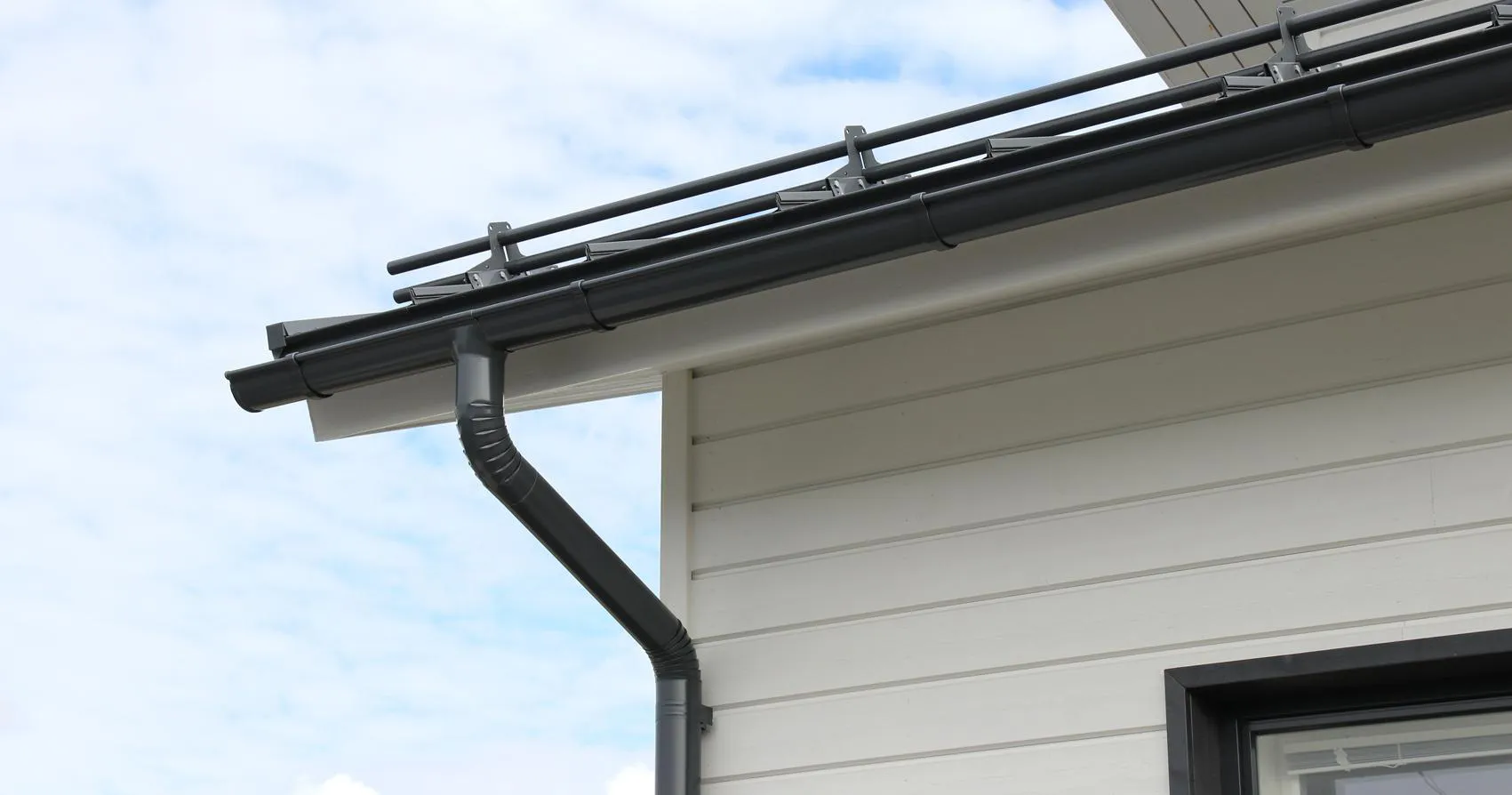 Kourujen asennus Hämeenlinnassa omakotitaloon