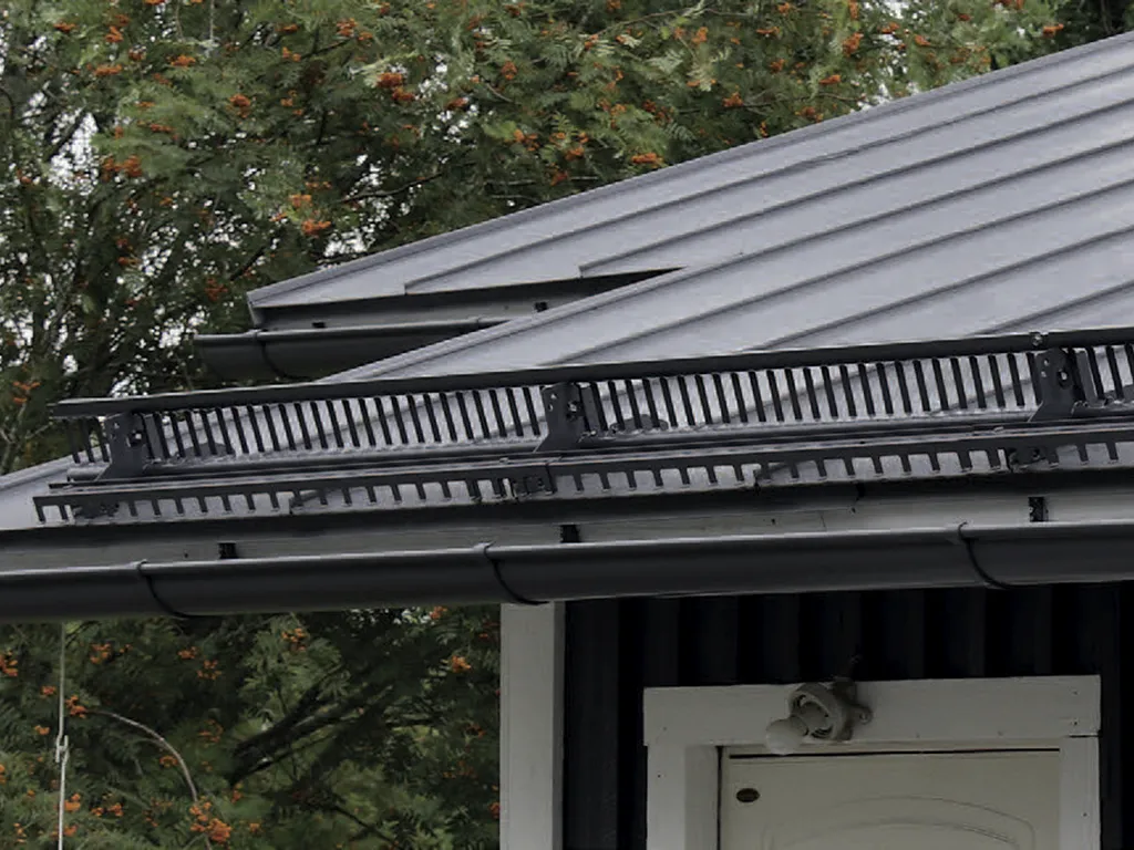 Kattoturvatuotteet, lumiaita lumikammalla asennettu