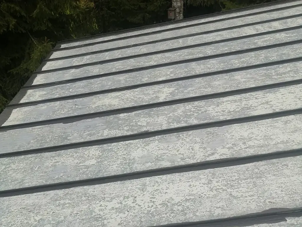Hilseilevä peltikatto ennen maalausta