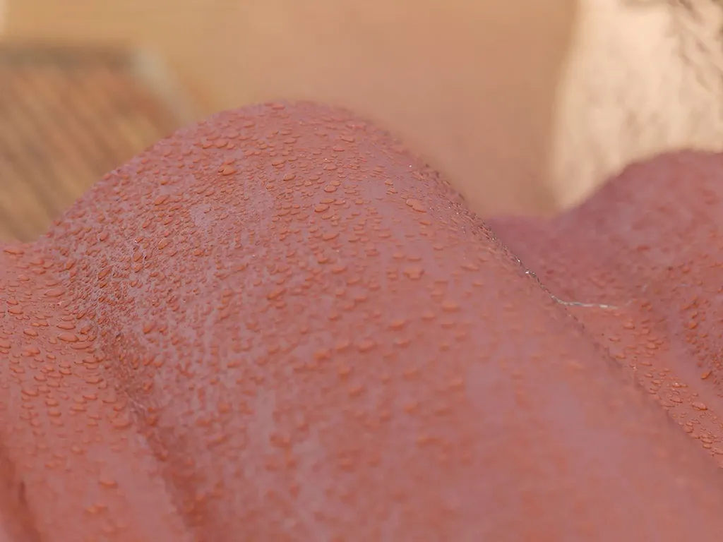 Tiilikaton pinnoitteen helmiefekti